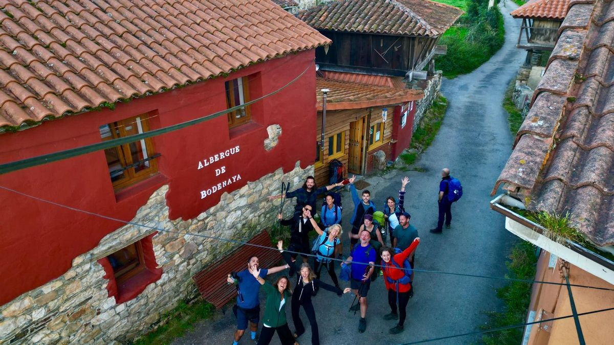 Un grupo de peregrinos junto al albergue de Bonenaya, en Salas.