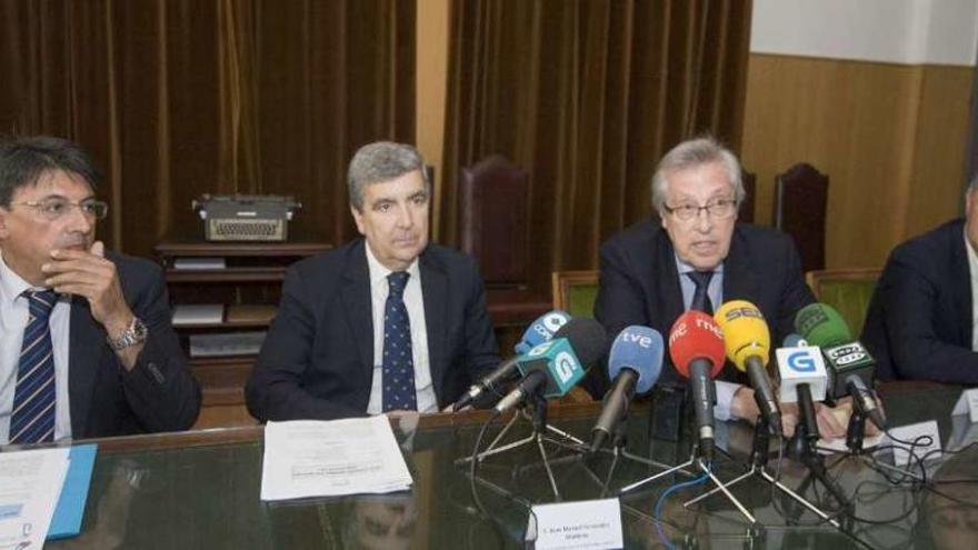 Cadenas, segundo por la derecha, presentó ayer en A Coruña la Escuela de Verano del Poder Judicial.