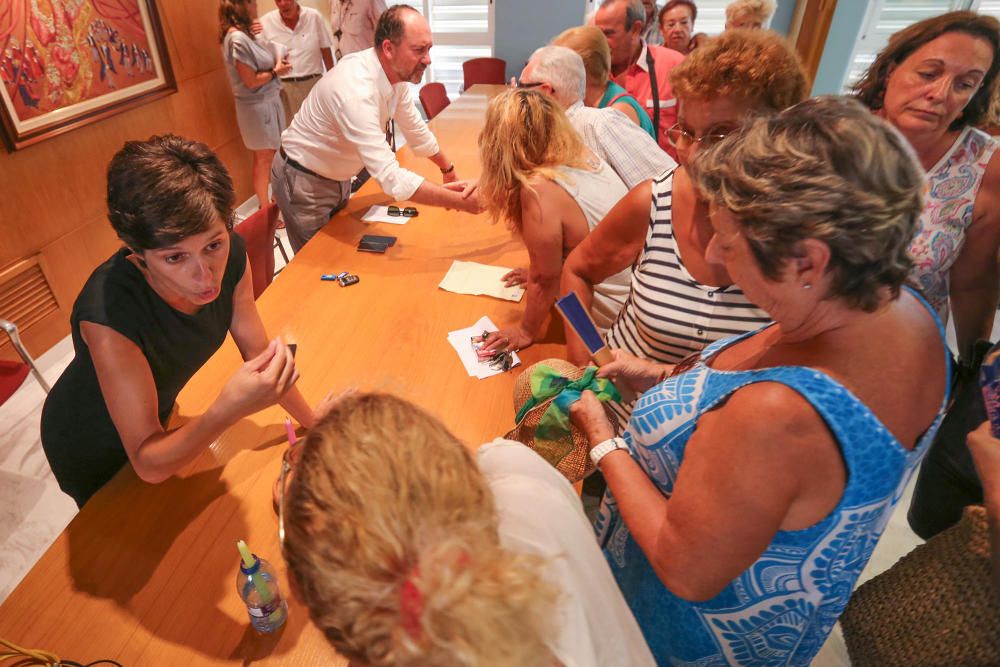 El alcalde de Orihuela Costa escucha las quejas de los vecinos sobre la limpieza