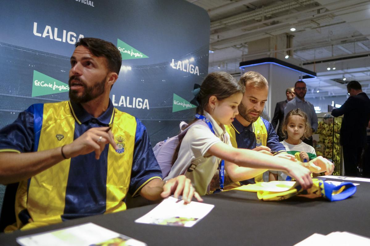 Firma de Jesé y Kirian en El Corte Inglés de Mesa y López