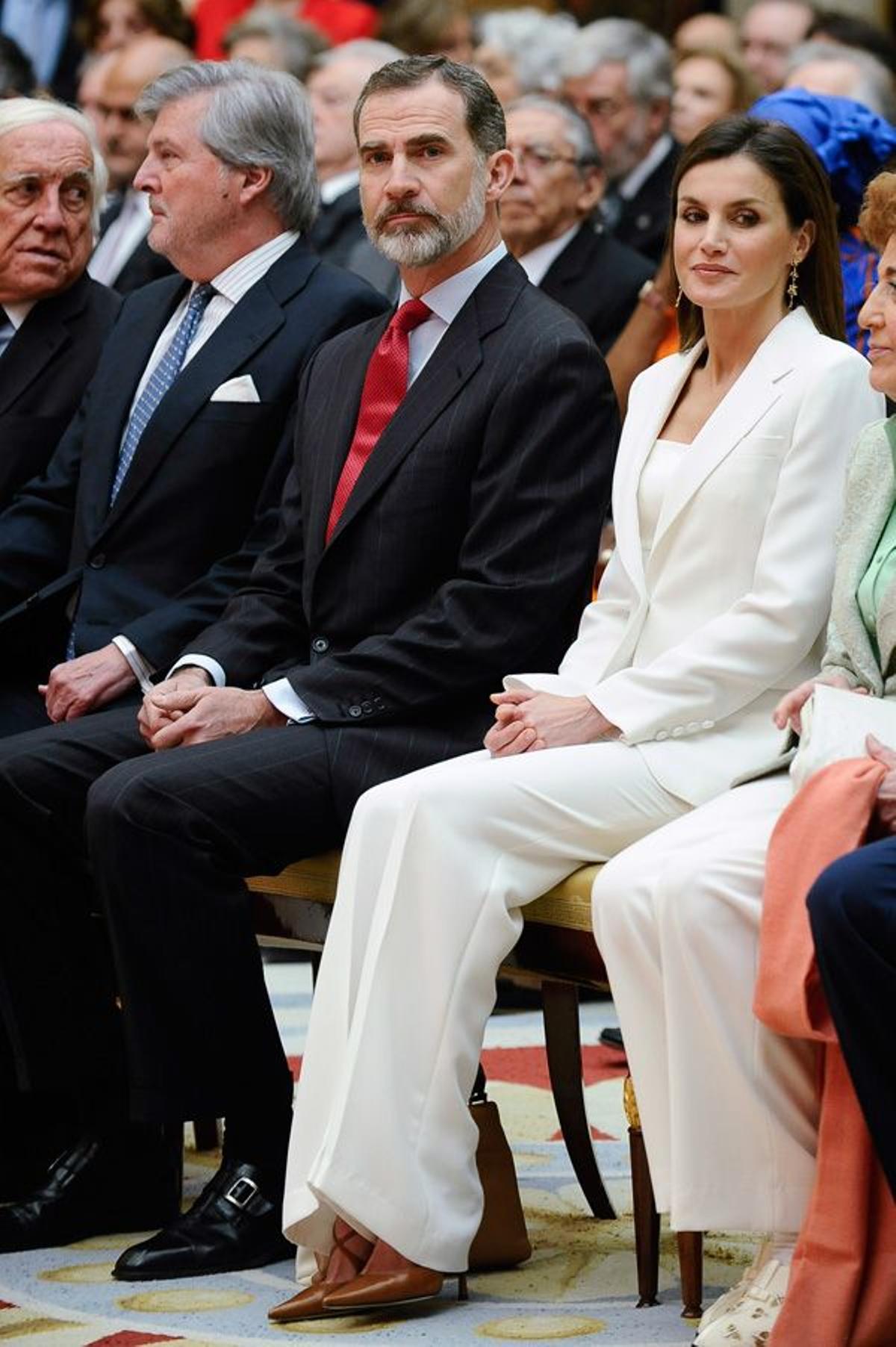 El look de Letizia Ortiz con traje chaqueta blanco y zapatos marrones