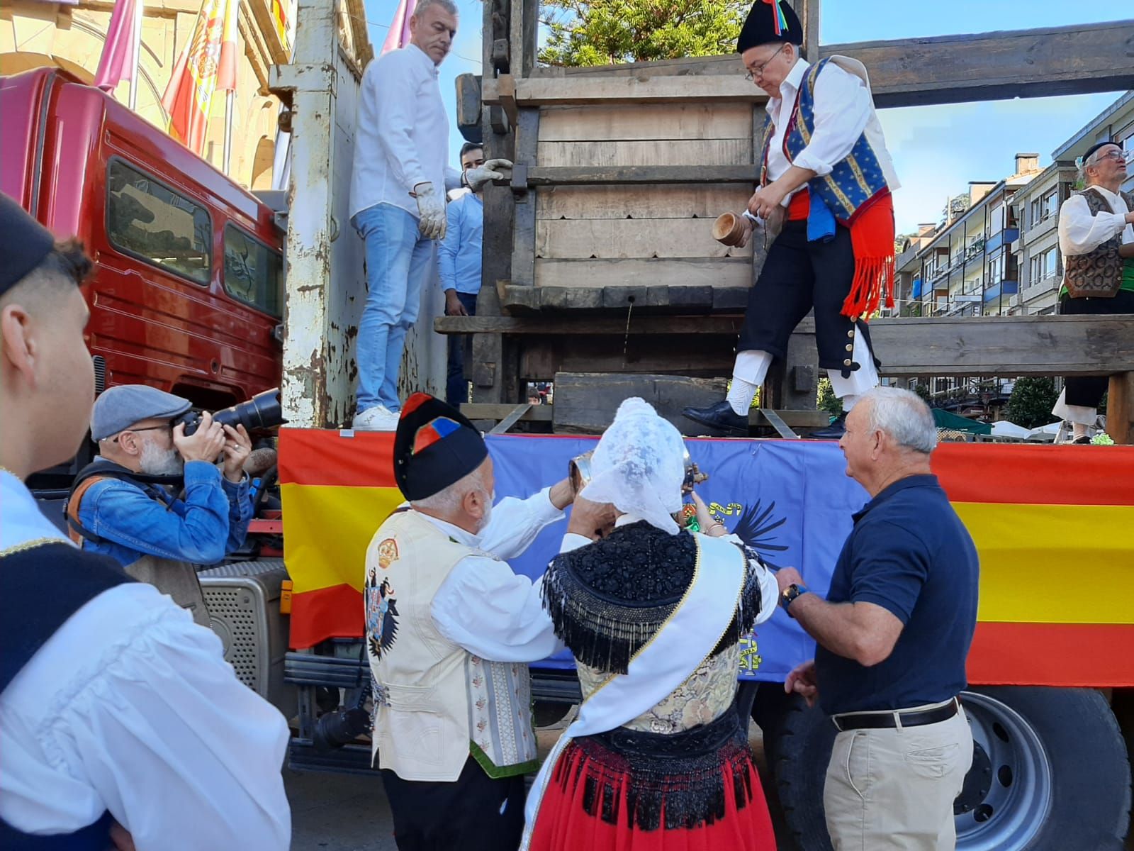 Villaviciosa ofrece el primer mosto a la Portalina: así ha sido el acto seguido de un desfile de carrozas