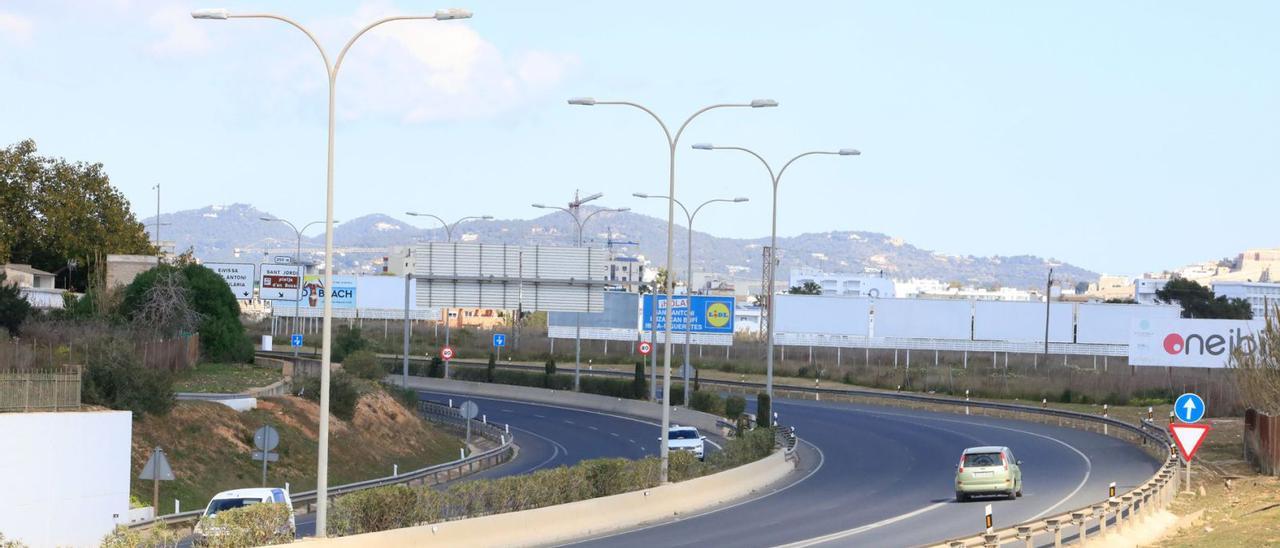 El puente que se proyecta saldrá desde la calle Margalida Roig ‘Llogat’ y atravesará la autovía para acceder a Platja d’en Bossa.
