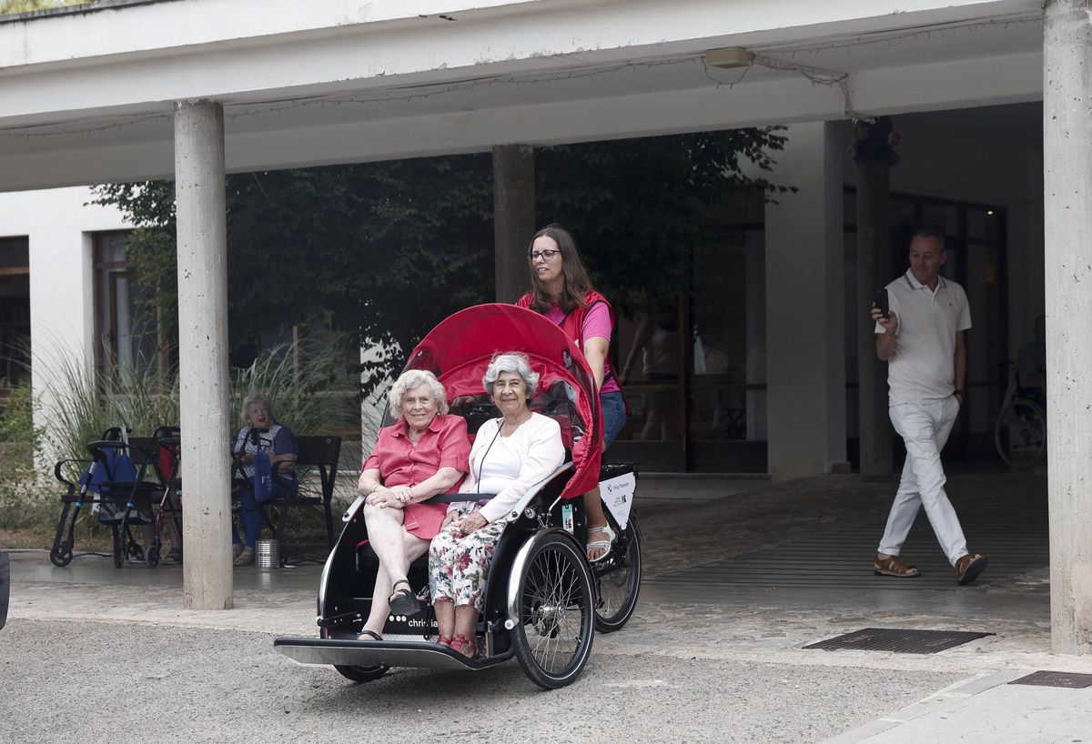 El primer paseo del triciclo partió este martes del Llar d'Ancians del IMAS.