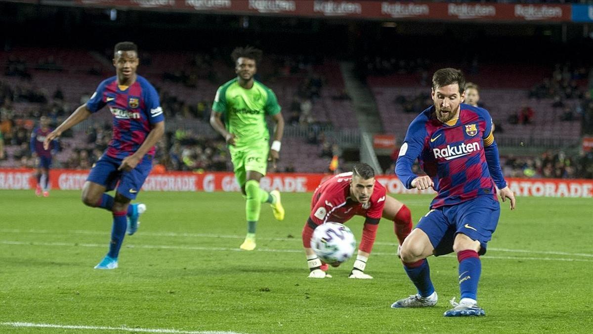 Messi supera a Cuéllar par anotar el quinto gol azulgrana ante el Leganés.