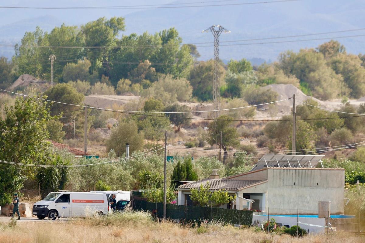 Un hombre se suicida tras matar a tiros a su mujer y a su hijastro en ...