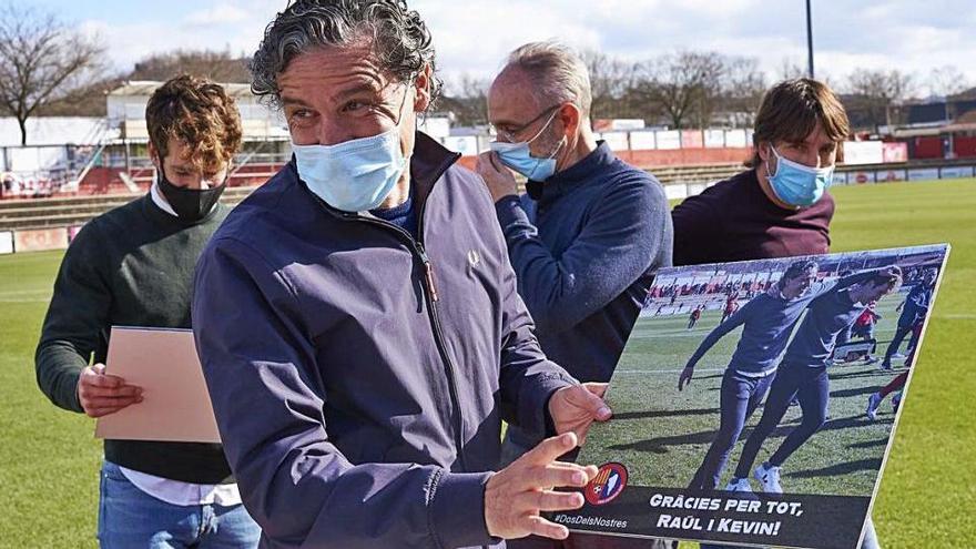 Raúl Garrido mostrant una fotografia de record després de l&#039;acte de comiat d&#039;ahir.