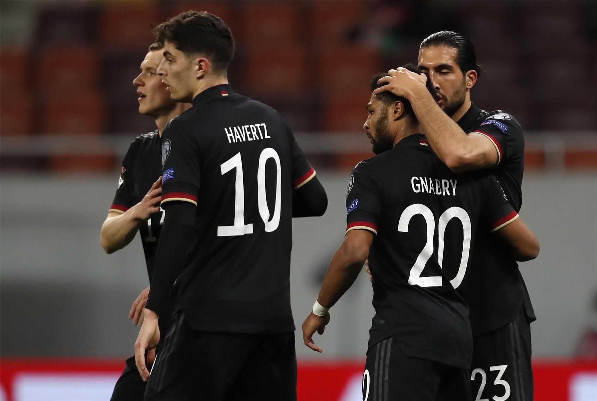 Gnabry celebra su gol ante Rumanía