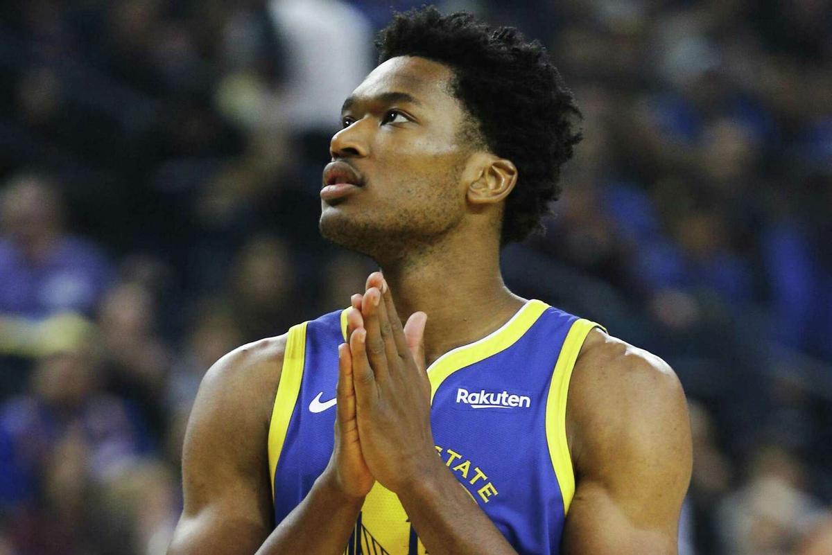 Damian Jones fue doble campeón de la NBA con los Warriors de Curry