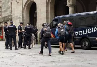 Compostela sufre un déficit de 74 agentes en sus plantillas policiales, el 16 % de lo que le corresponde