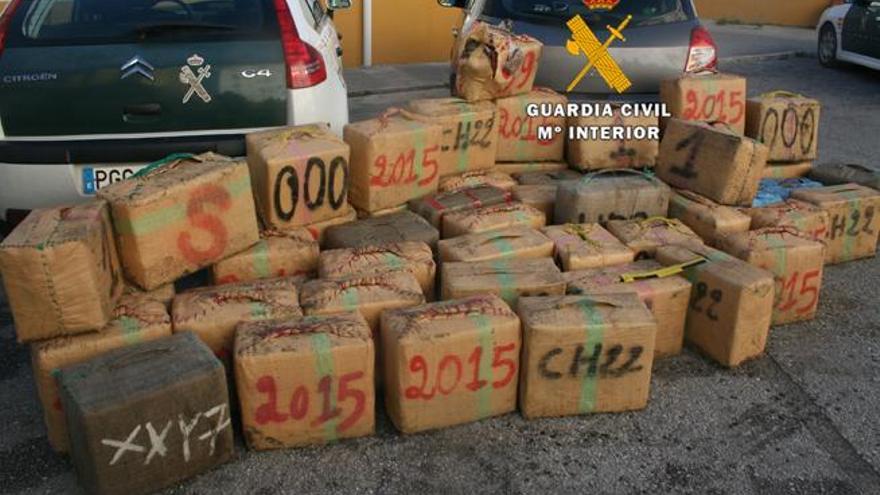 Fardos de droga interceptados por la Guardia Civil.