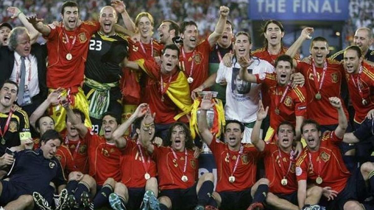Los jugadores de la selección española celebran la Eurocopa ganada en 2008