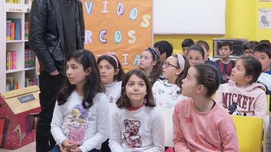 El vilagarciano Marcos Calveiro en un colegio grovense. // Muñiz