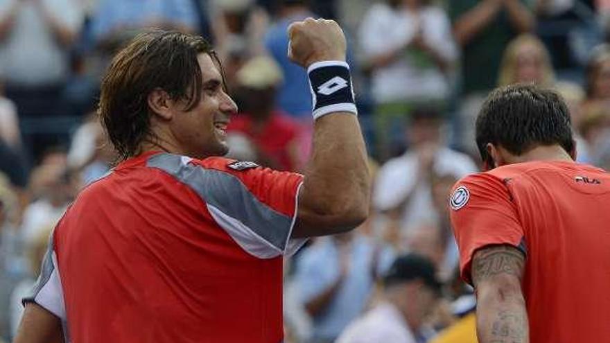 Ferrer celebra su triunfo mientras Tipsarevic se retira cabizbajo. / efe