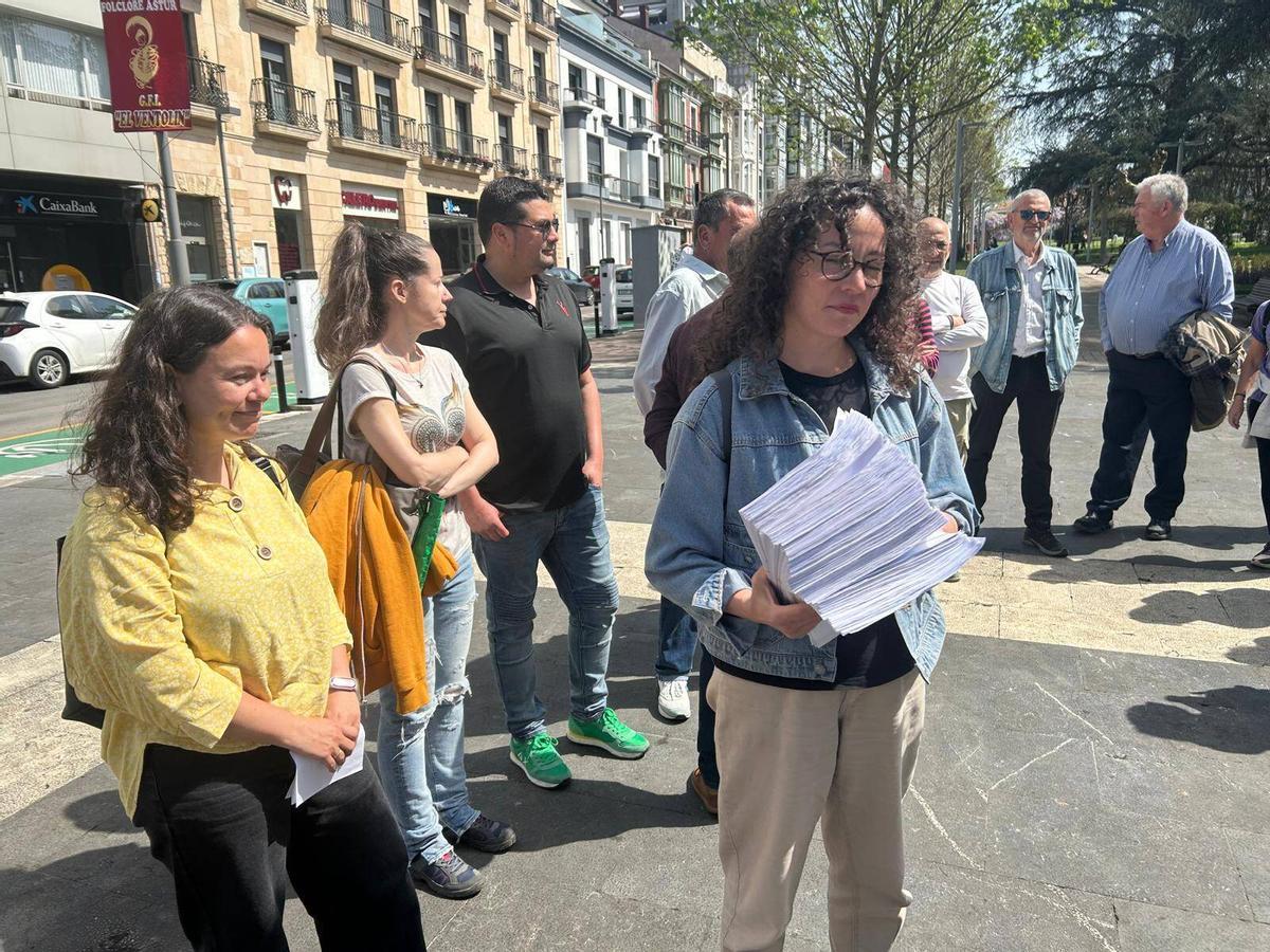 Bibiana Martínez, secretaria general de CCOO Siero-Piloña, a la izquierda, en la concentración para la entrega de firmas para forzar una consultar popular sobre la externalización del servicio de agua en Siero.