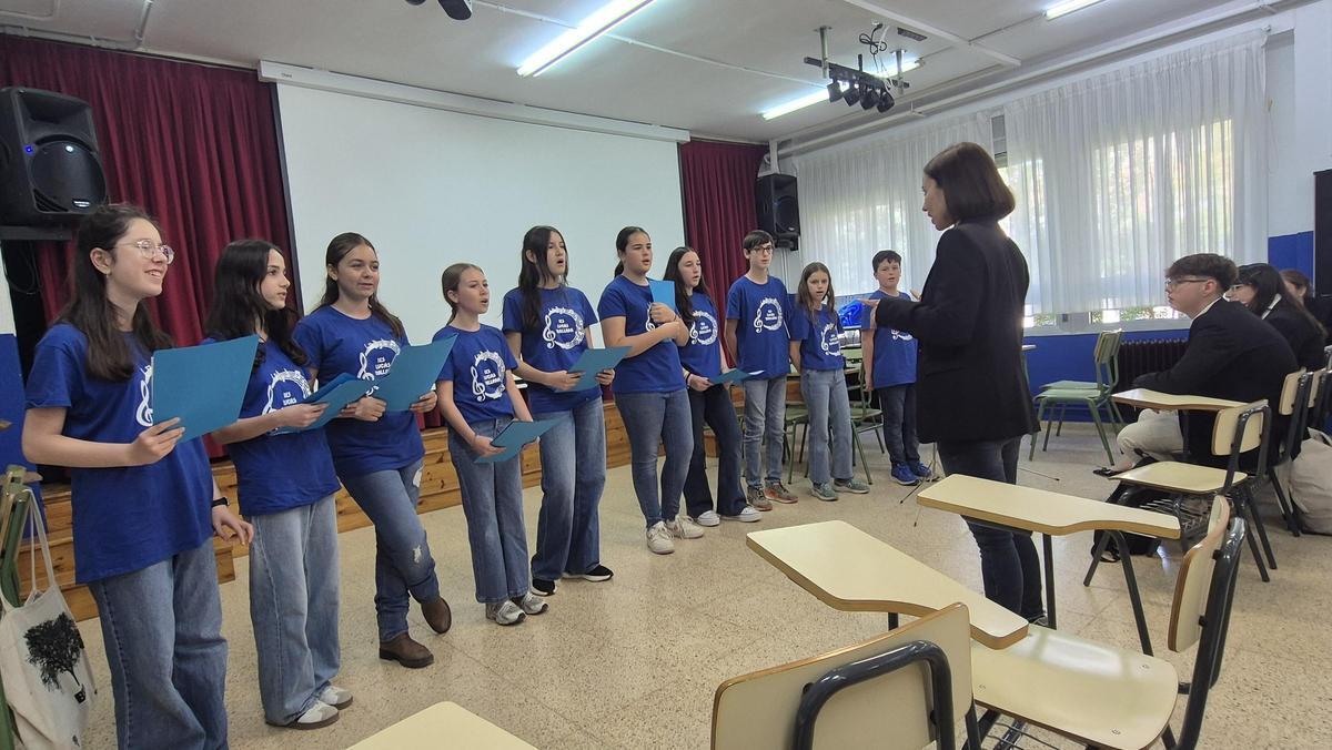 El coro del IES Lucas Mallada actuó en el descanso del Torneo de Debate