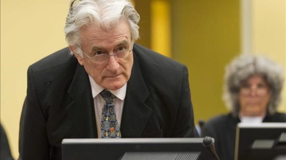 El exlider serbobosnio Radovan Karadzic durante su juicio en el Tribunal Penal Internacional para la antigua Yugoslavia  en La Haya, Holanda.