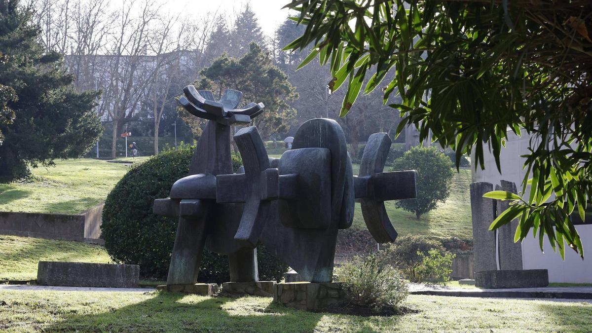 Escultura de la Pasionaria, de Camilo Otero, delante de la Facultad de Económicas