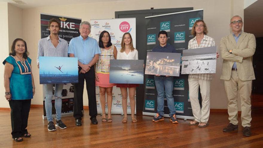 Los premiados junto a Quevedo (3i) y representantes del hotel AC y la empresa Duke.