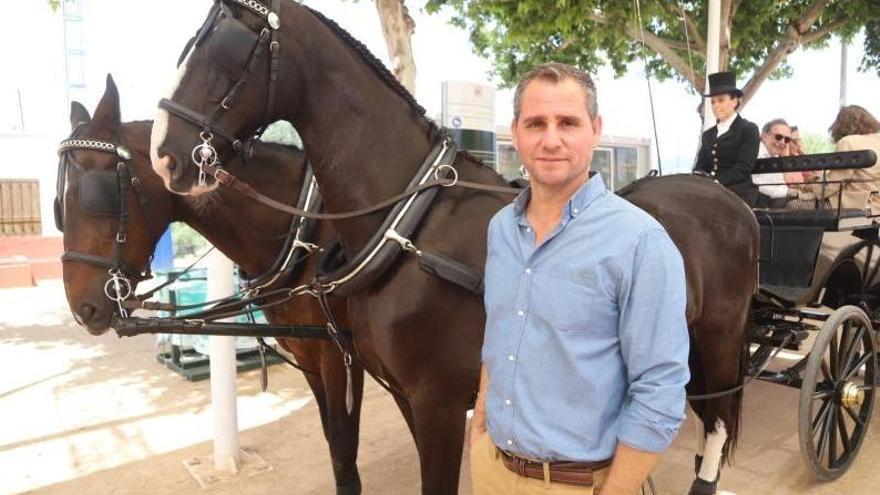 Fernando Vega, veterinario de la Feria de Córdoba: «Vemos que cada año vienen menos caballos, por el calor y por el Rocío»