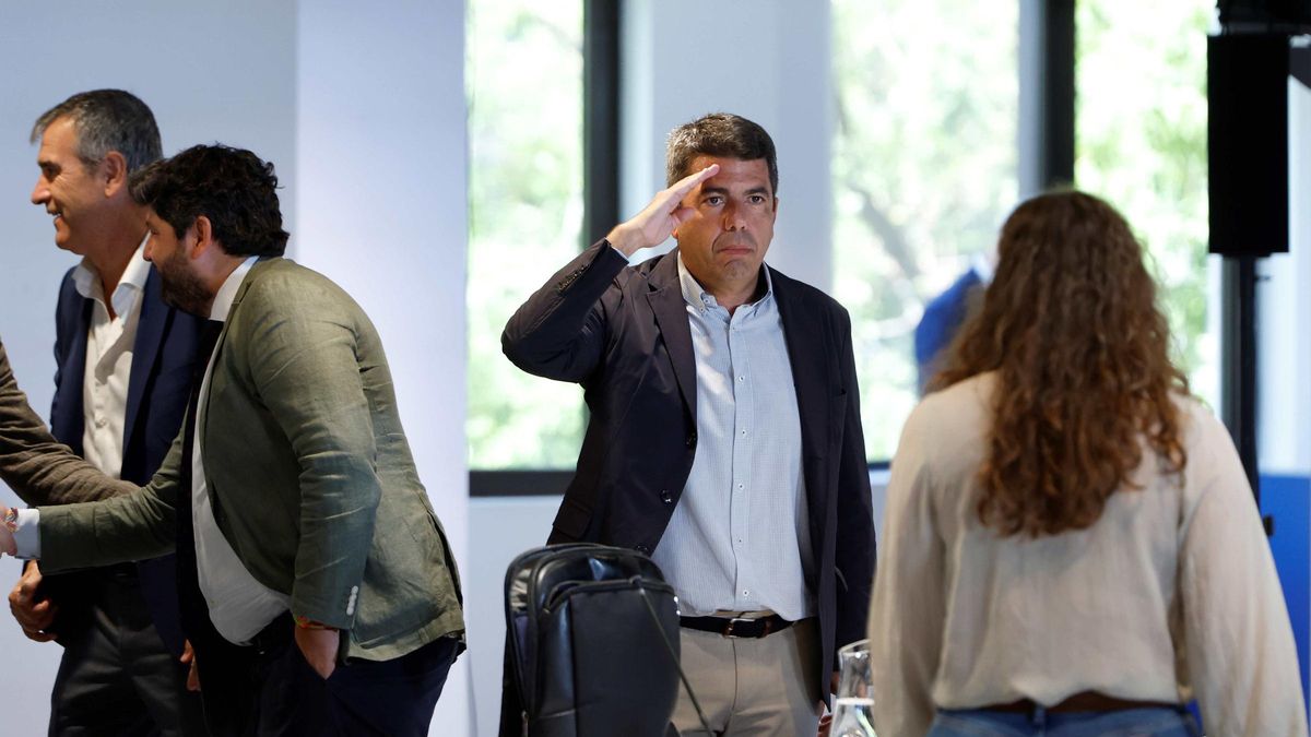 Mazón saluda a la portavoz del PP en el Congreso, Ester Muñoz.