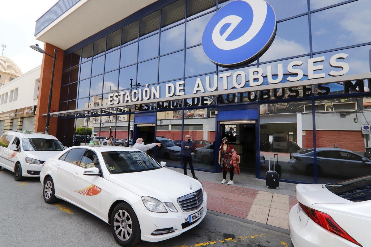 Taxis a las puertas de la Estación de Autobuses de Murcia, ayer.