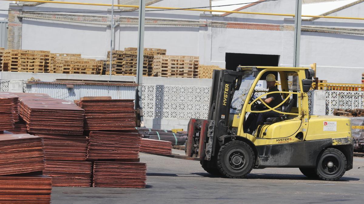 Un trabajador transporta cobre en una imagen de archivo.