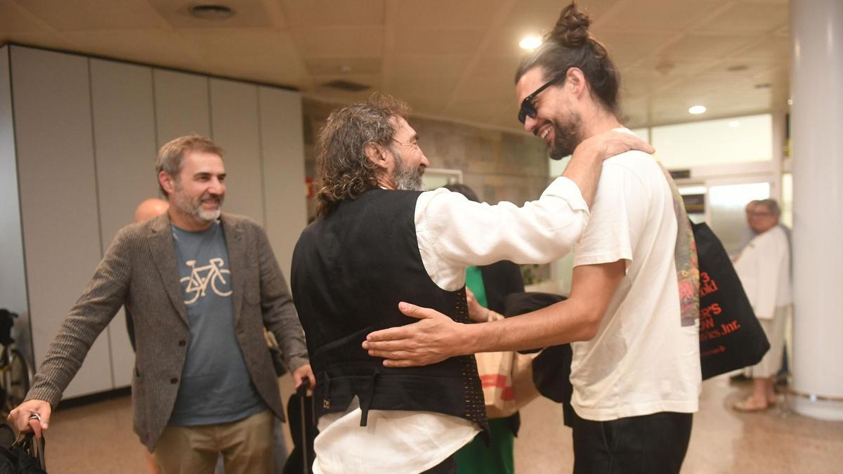 Oliver Laxe saúda a Amador Arias, protagonista de 'O que arde', na súa chegada a Alvedro
