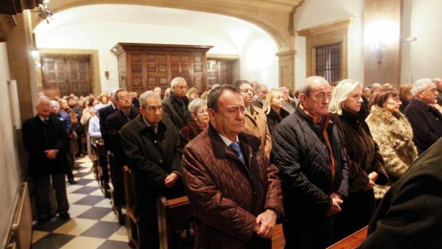 La iglesia de las Pelayas, ayer, durante el funeral por Fernández del Viso. En primera fila, Rodríguez y Reinares y, tras ellos, Greciet.