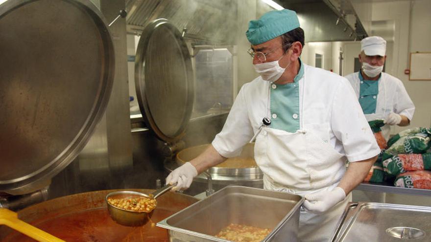 De las cocinas de Serunion salen los platos que se sirven en el Hospital Regional de Málaga.