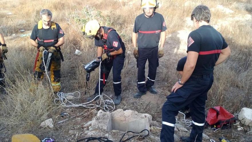 Los bomberos rescatan a un niño del fondo de un aljibe de 7 metros en San Vicente