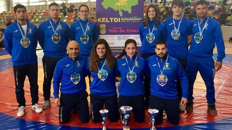 Los luchadores del Keltoi posan con sus medallas y trofeos tras el campeonato.