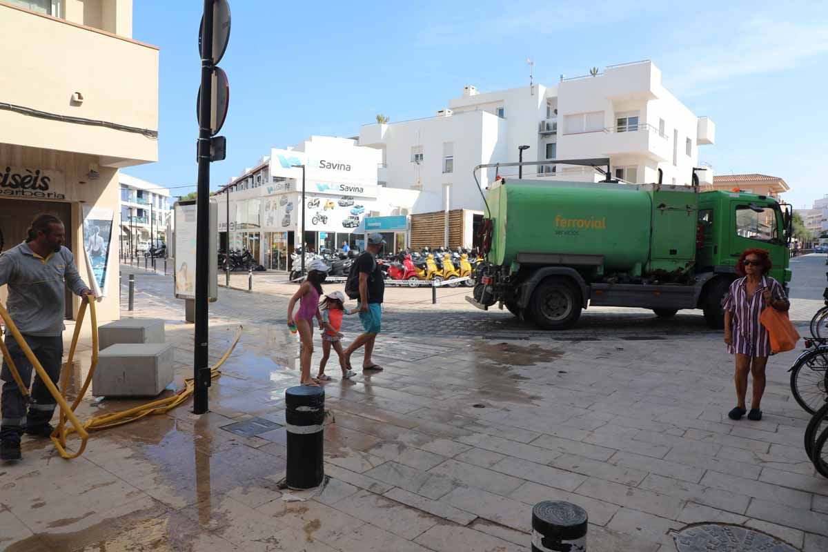 La lluvia torrencial en Formentera provoca más de 15 salidas de los bomberos por inundaciones