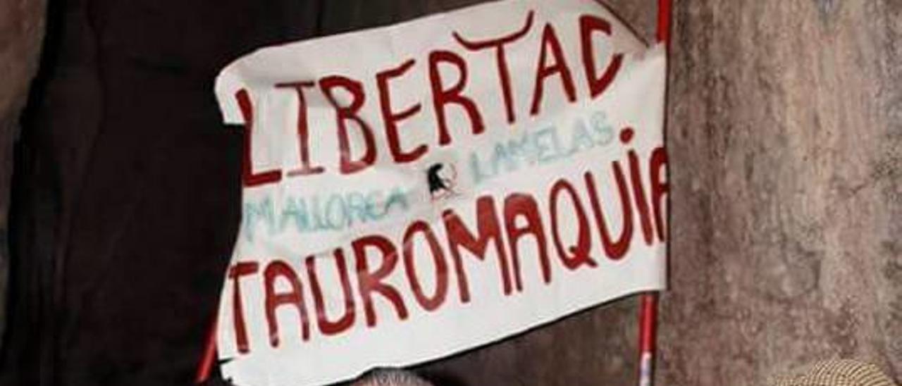 Campanilla, en el callejón, ante un cartel en defensa de la tauromaquia.