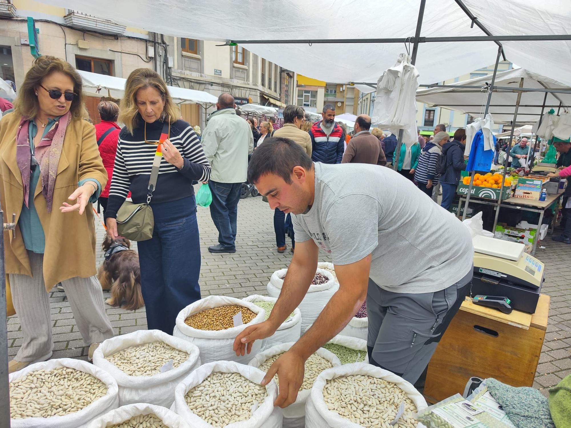 El Mercado Tradicional de Grado celebra su "Moscón de Oro": "Por esta cita nos conocen en toda Asturias"