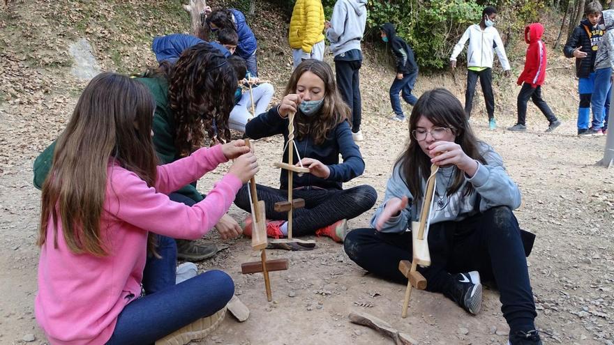 Alumnes de l’Institut Escola Barnola d’Avinyó fent un taller sobre la prehistòria a les coves del Toll de Moià