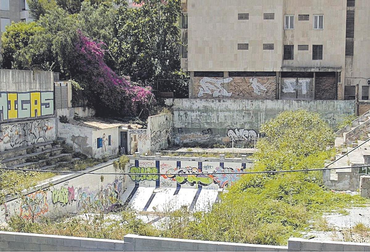 Solar abandonado de las piscinas de s’Aigo Dolça en el que se construirá el nuevo equipamiento.