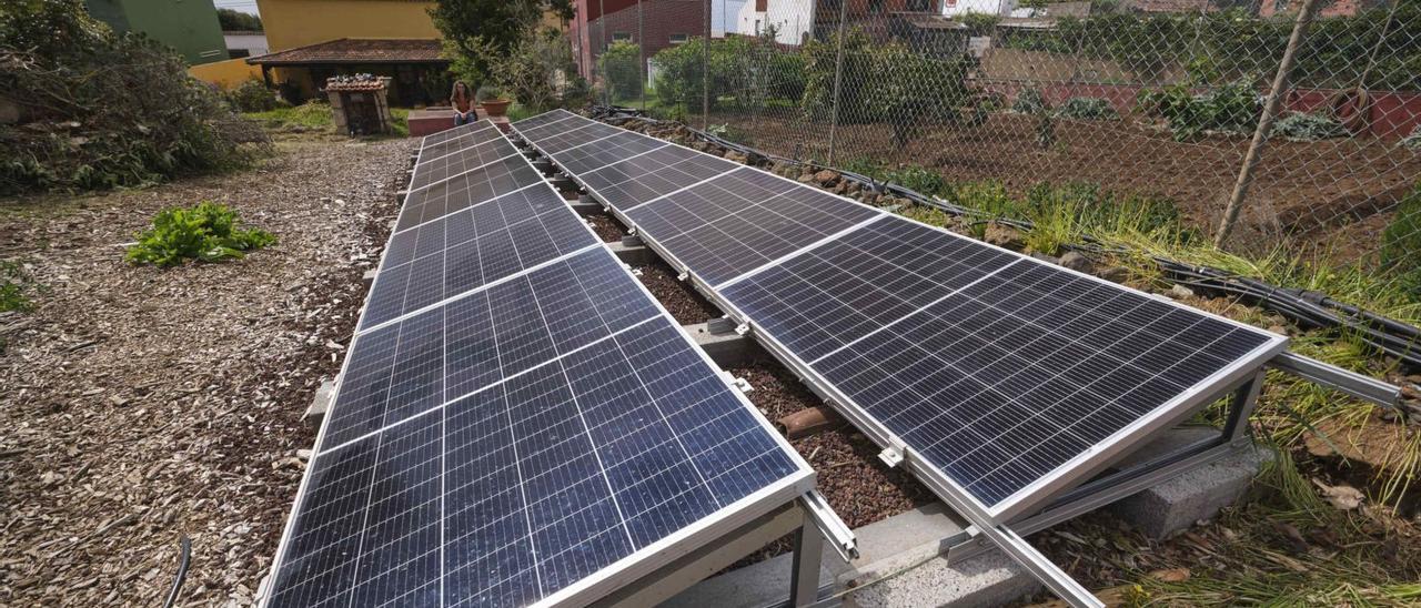 Placas fotovoltaicas instaladas en la vivienda de Mercedes Abdola, en el municipio tinerfeño de Tacoronte, gracias a la cooperativa Som Energía.