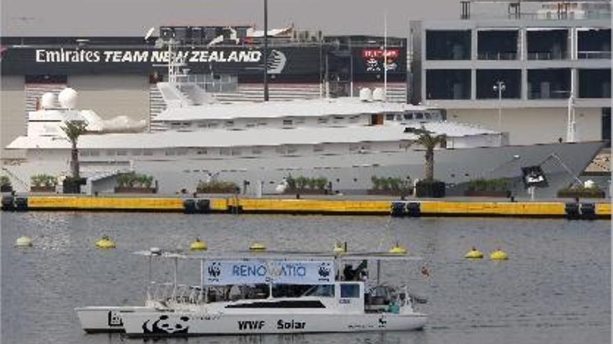 El catamarán WWF Solar, en su travesía por el puerto de Valencia ayer.