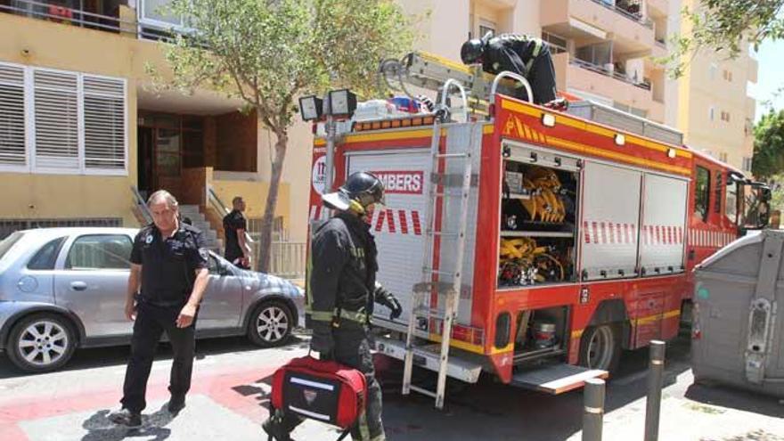 Los Bomberos han accedido a la vivienda tras forzar una de las ventanas, al tratarse de un bajo en un edificio de cinco plantas.