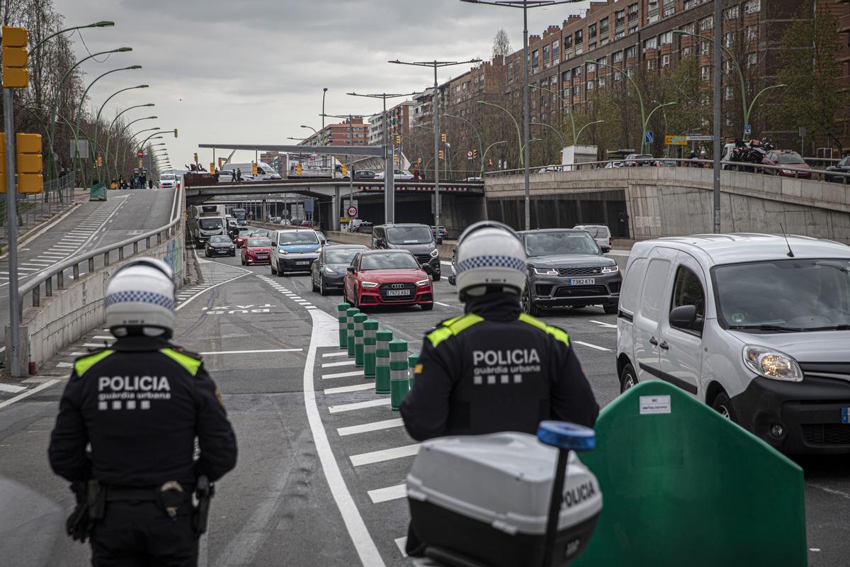 Dos agentes de la Guardia Urbana controlan la salida situada justo antes del túnel de Glòries, habilitada para vecinos y transporte público