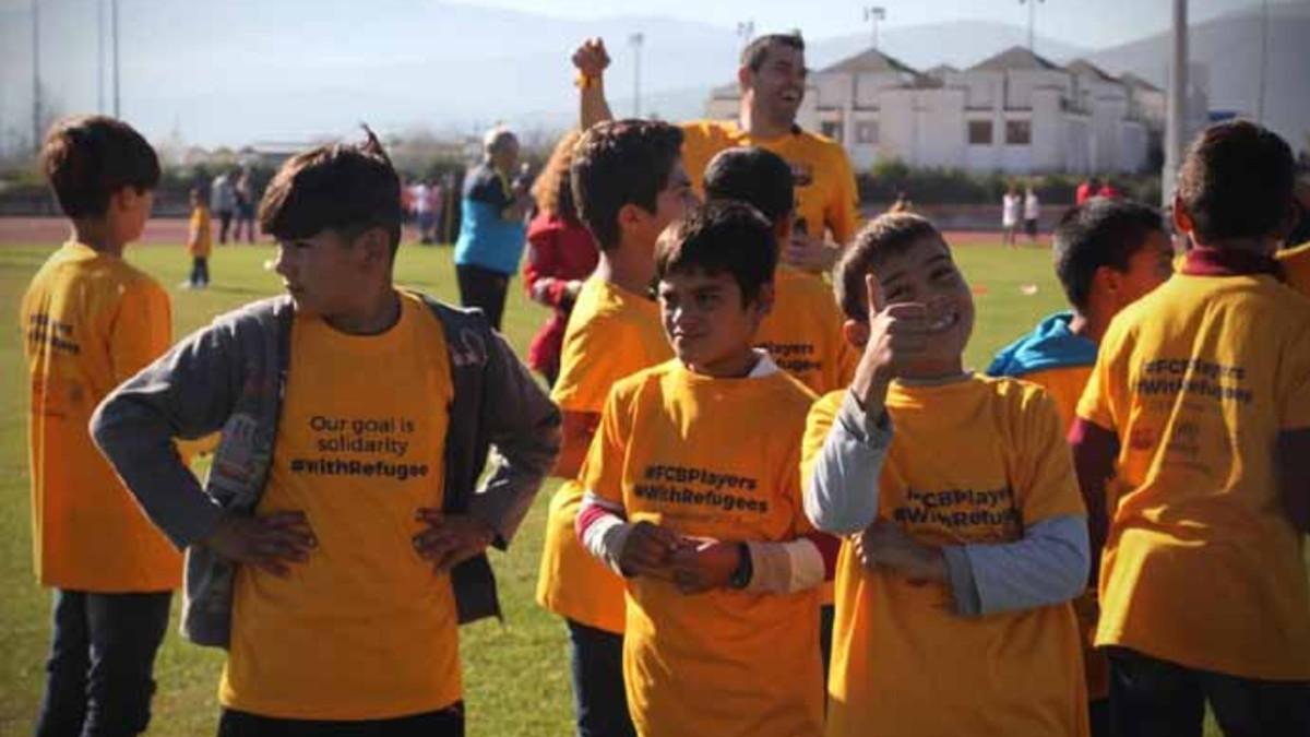 Exjugadores del FC Barcelona han dado un clínic este viernes a 220 niños y niñas refugiados en Grecia
