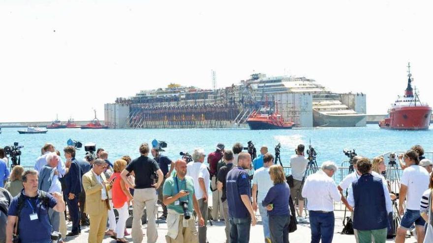 El &quot;Costa Concordia&quot;, entrando en el puerto de Génova.