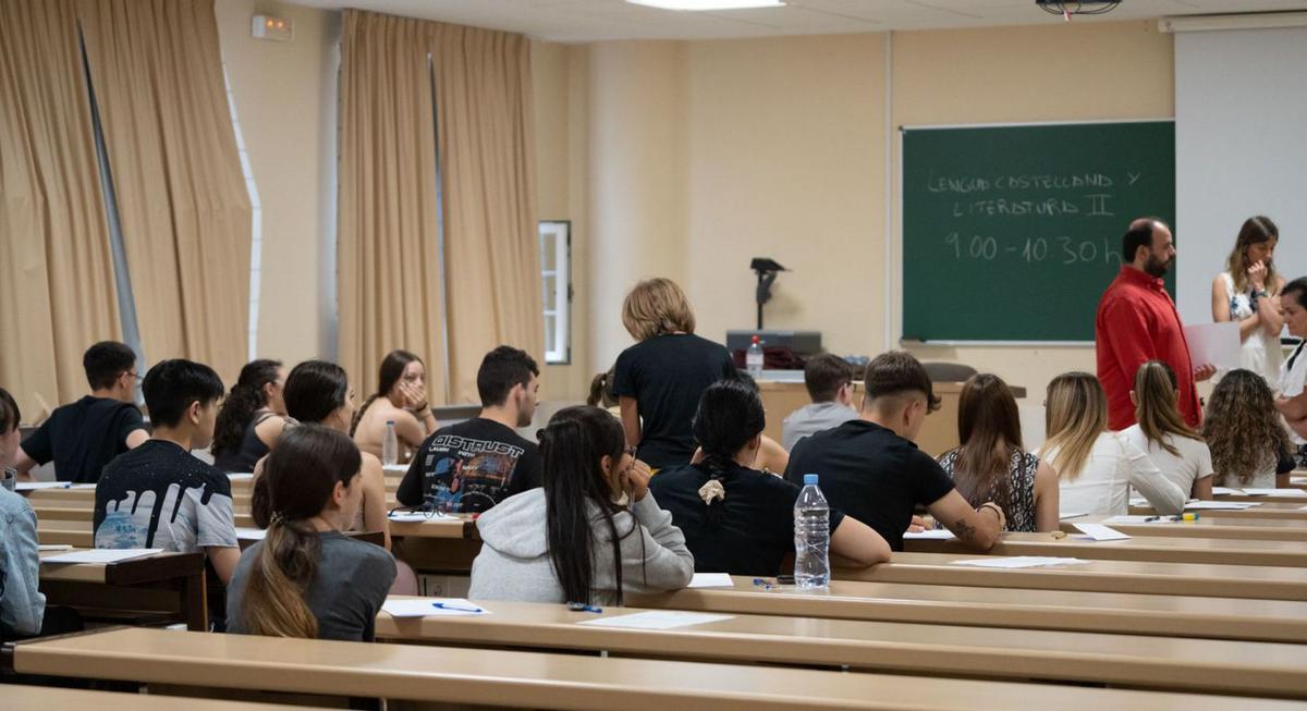 Los alumnos realizan la «segunda EBAU» en Zamora. | Jose Luis Fernández