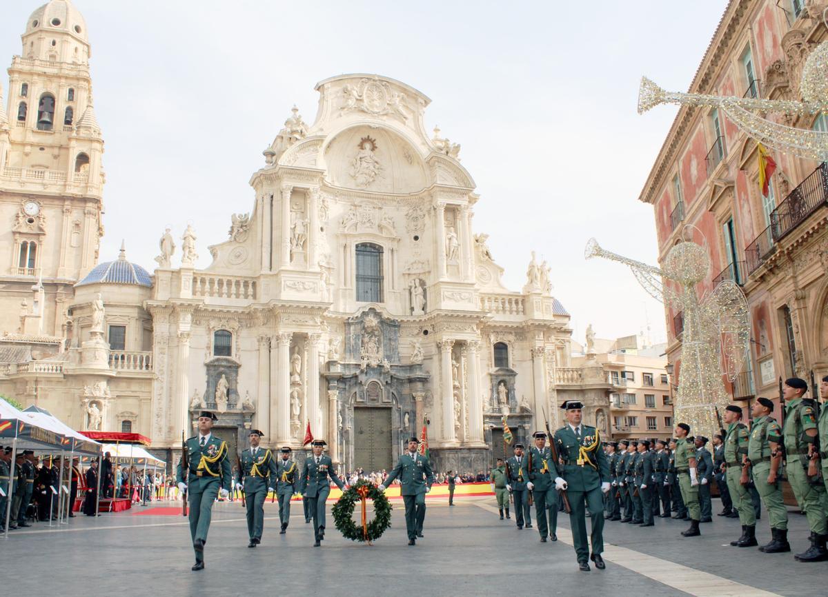 Un momento del acto de la Benemérita con la Catedral de Murcia como marco incomparable.
