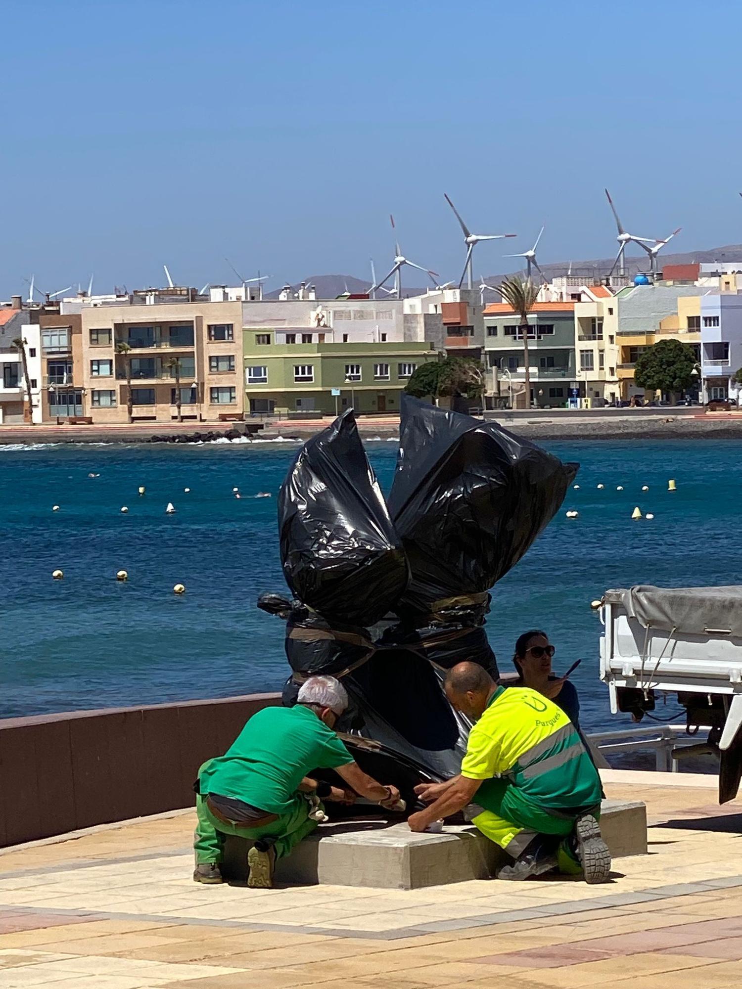 Escultura 'Pescao fresco', del artista local Paco Suárez