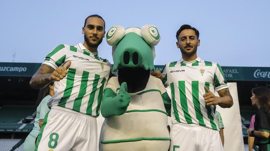 El Córdoba CF recupera el blanquiverde en sus camisetas para la temporada 23-24 en Primera RFEF