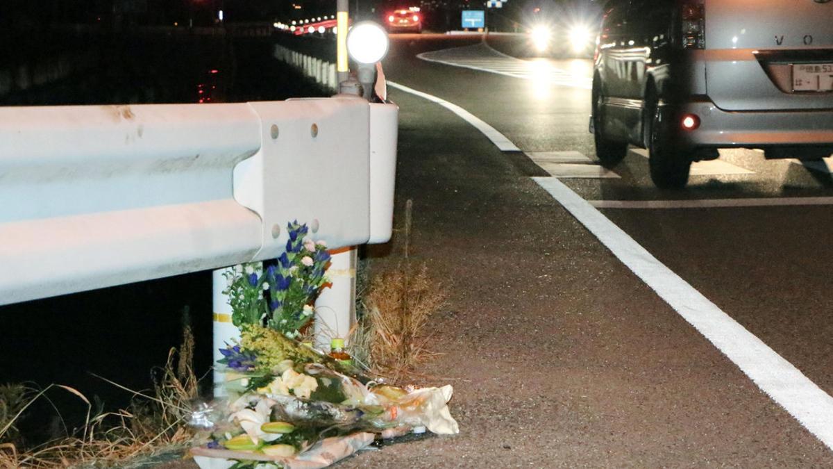 Flores en homenaje a la mujer atropellada por el camionero que jugaba a Pokémon Go, este miércoles.