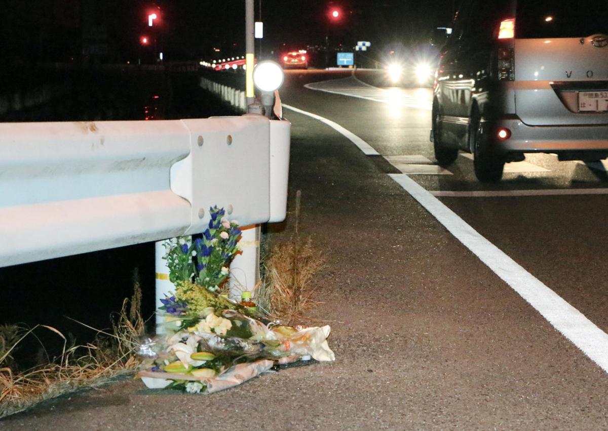 Flores junto al lugar donde una persona fue atropellada por un conductor, que estaba jugando a Pokémon Go, en Tokushima (Japón).