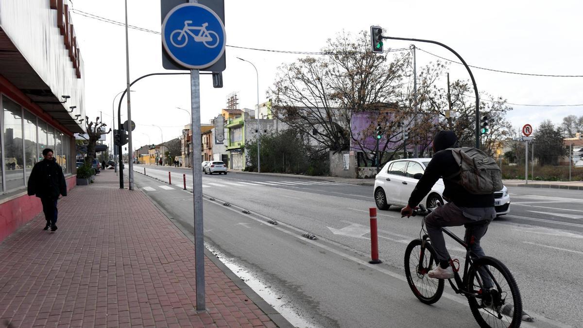 Un ciclista pasa por el actual carril bici en la carretera de Alcantarilla.